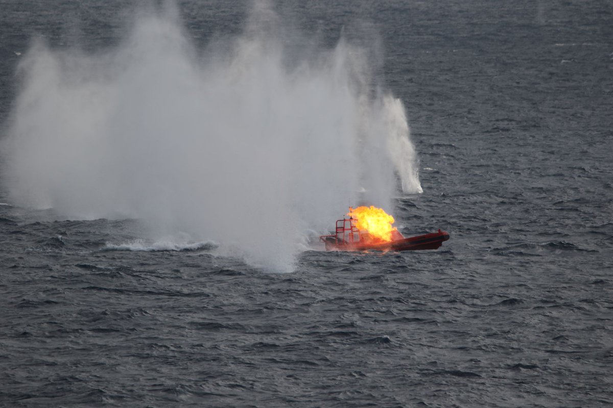 Things that go 💥

#USSAntietam (CG 54) conducts a live-fire exercise in the #PhilippineSea. 

Antietam is currently in the @US7thFleet area of operations conducting routine operations.