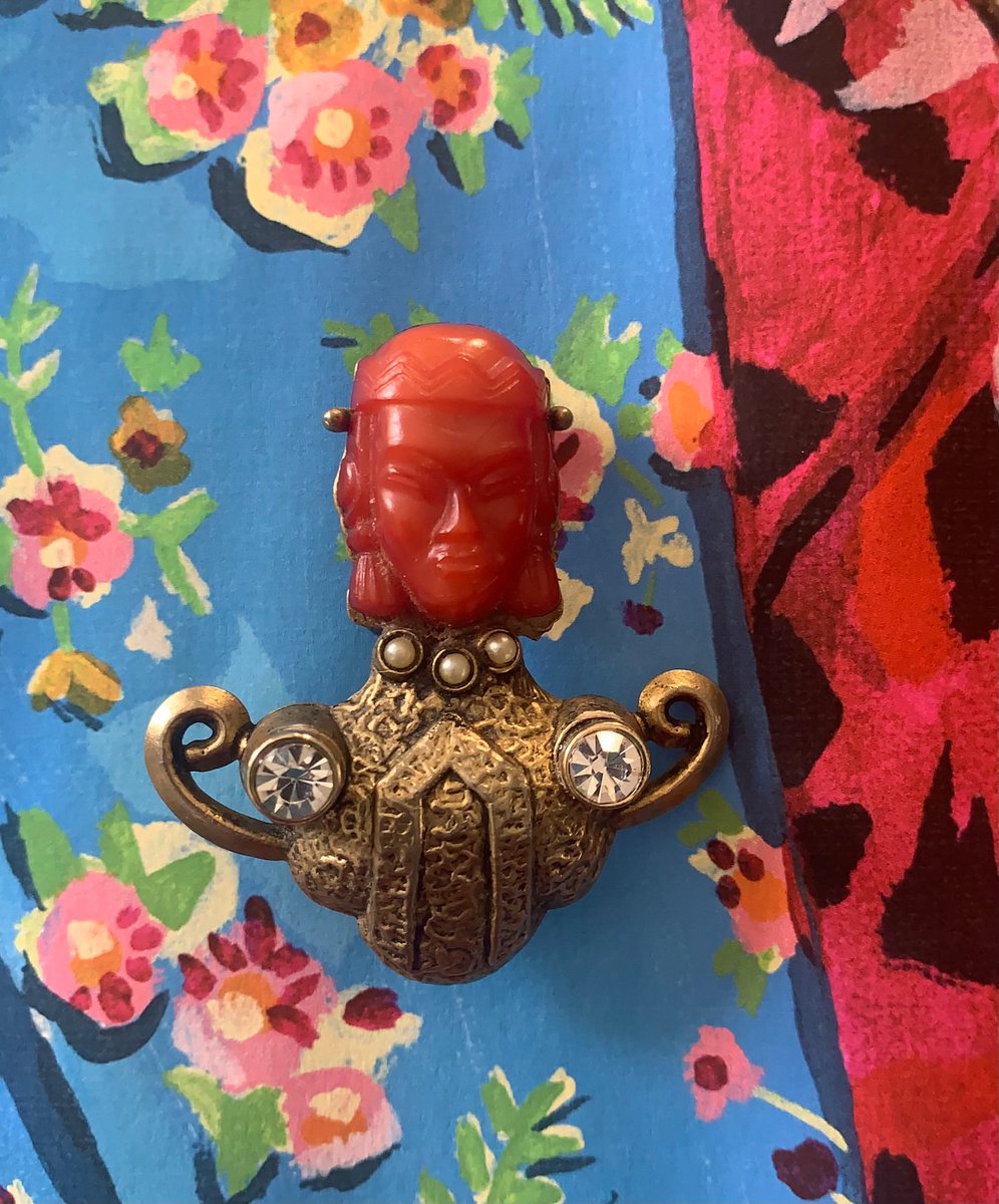 rileybella123's tweet photo. Brooch https://t.co/Cb0Unumt3z via @Etsy #asian #princess #red #lucite #vintage #etsyfinds https://t.co/g1Ew9nykNr