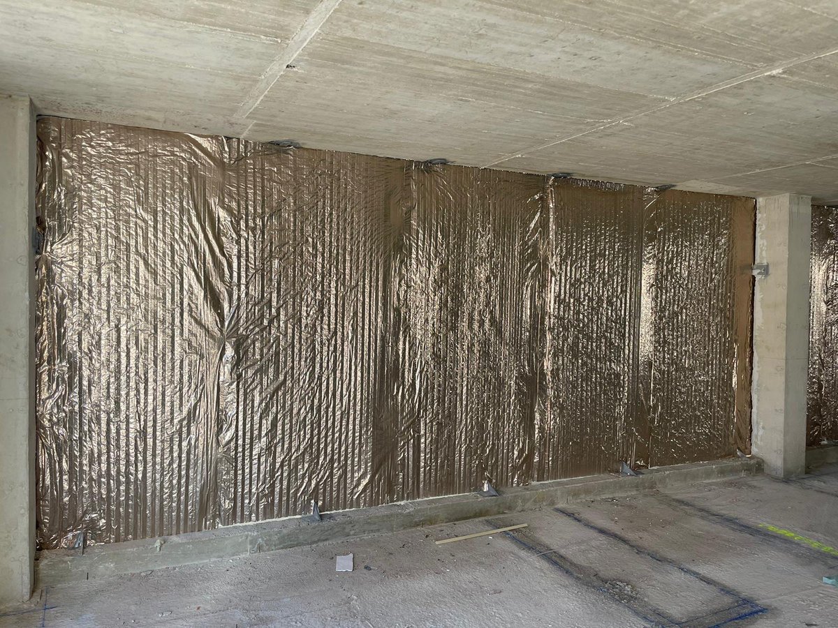 Colocación panel alveolar HYBRIS en la promoción vivienda RESIDENCIAL INBISA ZIZUR en Navarra con ejecución de <a href="/const_sanmartin/">Construcciones San Martin</a>, basado en  proyecto de Arquitectura de <a href="/Jcteam_aa/">JCTEAM / JAVIER CASADO ARQUITECTOS S.L.P.</a>; los trabajos consisten en aislar la fachada formado por un panel de hormigón por el interior.