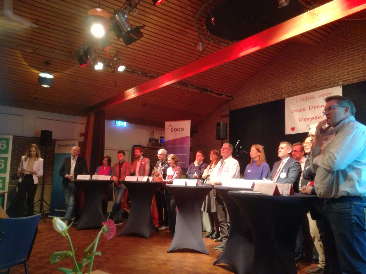 SP_Drenthe's tweet photo. 17 lijsttrekkers !! Krijgen nu vragen uit de zaal. #onzedrentsedorpen #bokd https://t.co/TLs3Ue59dP