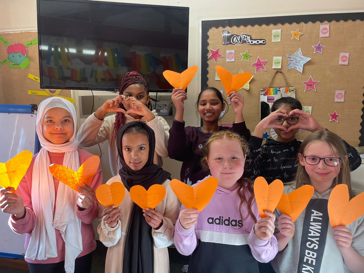 Everyone deserves to live in safety,no  matter who they are or where they are from.Girls Club showing their love and support for Refugees on Valentine's Day 🧡🧡
#ShowYourHeart #CityOfSanctuary
#NationOfSanctuary #OneFamily