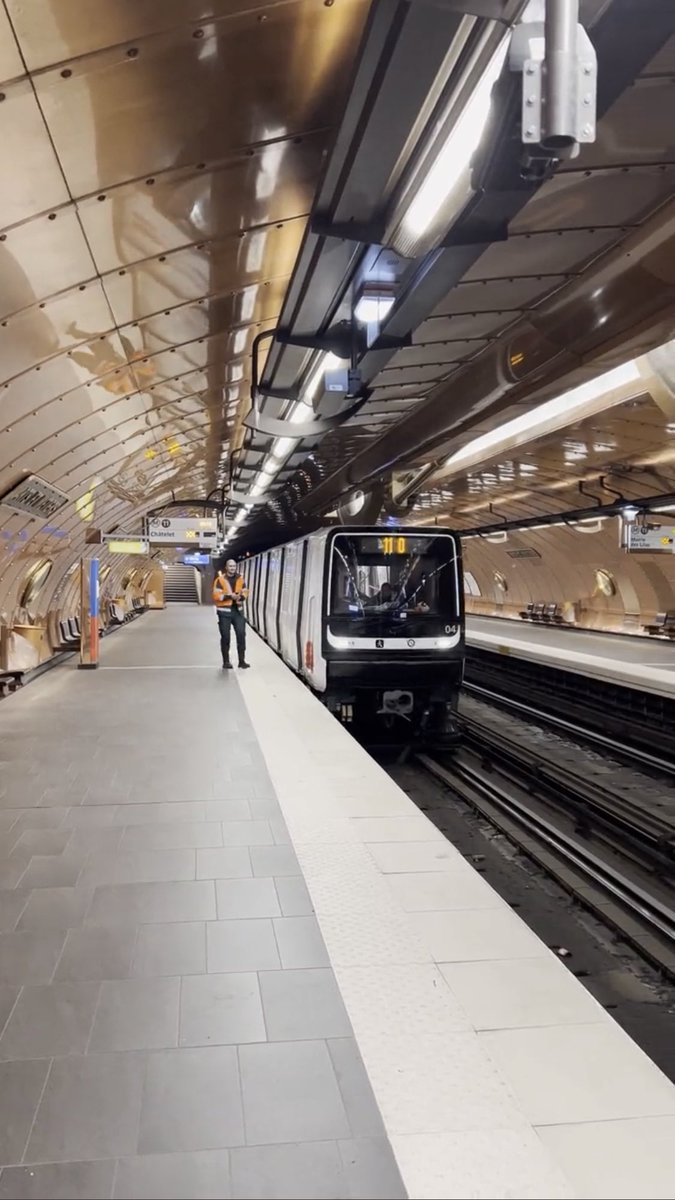 [#Prolongement #Ligne11] Les essais du #MP14 pendant le service voyageurs démarrent en conditions réelles ce soir ! Vous pourrez ainsi apercevoir le nouveau matériel, financé par <a href="/IDFmobilites/">IDF Mobilités</a>, circuler entre vos rames. 
#RATP