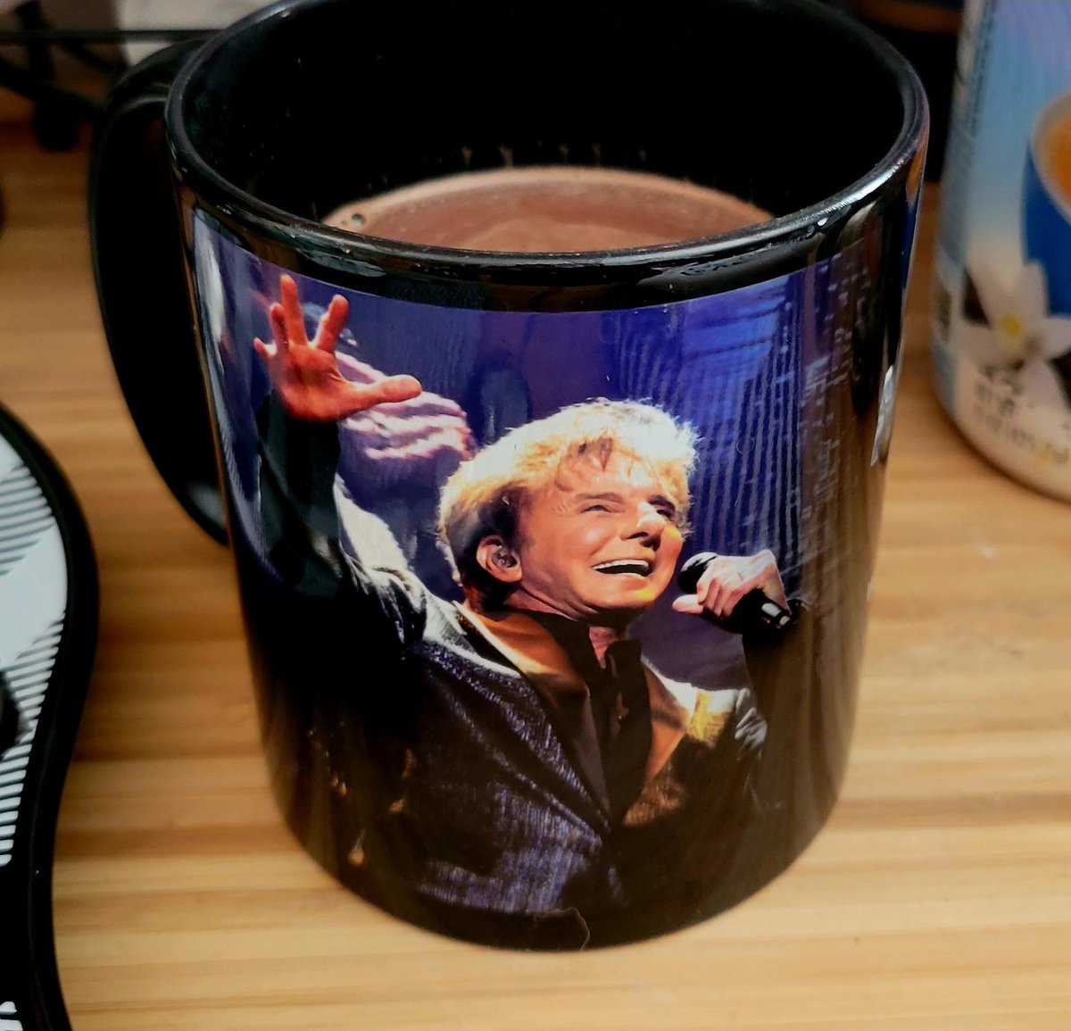 jayneanastasia's tweet photo. Having a cup of cocoa with @barrymanilow this afternoon 🤩🎶

#CocoaBar #CoffeeBar #BarryManilow #Vegas #LasVegas #VacationMemories https://t.co/D0A9LKzEsC