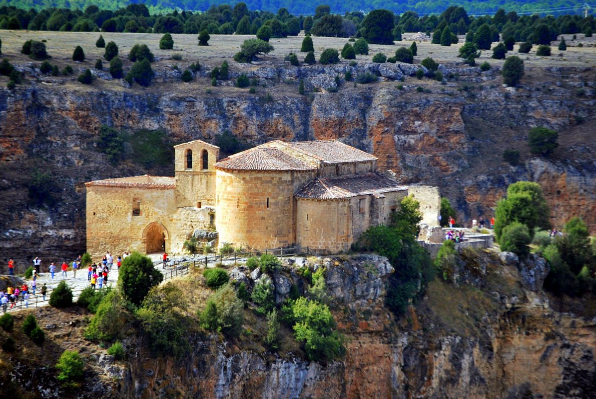 ElCampoAmarillo's tweet photo. La ermita de San Frutos es un lugar mágico. Antiguo conjunto monástico, no se conserva su totalidad. Su belleza se ve agigantada por su preciosa localización, en las hoces del rio Duratón.  El eremita que la fundo con sus hermanos es el patrón de Segovia. https://t.co/J9MopDD8Iz
