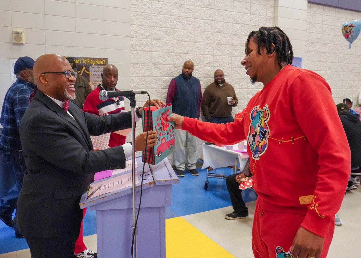 JEFCOED's tweet photo. Minor Community School hosts "Donuts with Dad" this #ValentinesDay! The turnout was AMAZING!! The crowd enjoyed donuts and coffee, fellowship, and motivational messages from guest speakers. They aslo visited classrooms to see #learning first hand! @Minor_Community @JefcoedK_5 https://t.co/lyxuj2pEDl