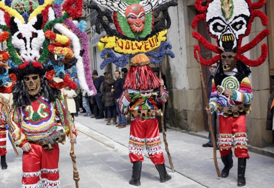 SabiasGalicia's tweet photo. Sabías que o protagonista do #Entroido de Viana do Bolo é o boteiro. Leva a cara tapada por unha carauta rematada por un penacho e un traxe multicolor de fitas de seda. Anuncia ao folión ou comparsa, dando saltos sobre a monca, un pau co que controla ao público. #Galicia https://t.co/o8zVp6TMkH
