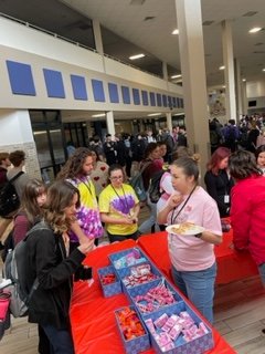 To at KHS Counselor's Corner students were able to sign pledge's to be respectful in relationships, get a treat, and take selfies! #loveisrespect @HumbleISD_KHS @HumbleISD