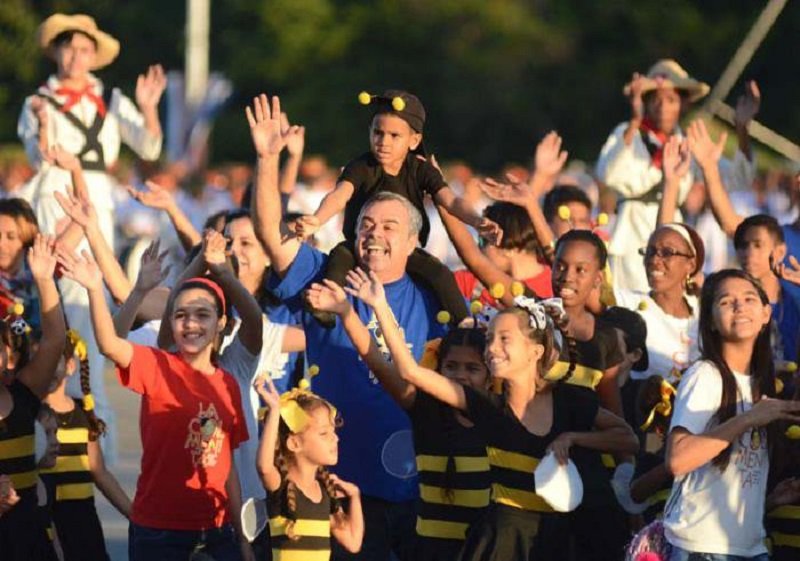 Nuestra gran colmena que nació justo el día del amor y la amistad está de cumpleaños. A Tin y sus abejitas las felicitaciones de la <a href="/UJCdeCuba/">UJC de Cuba</a> y el agradecimiento eterno por demostrarnos que porque tener talento es tener buen corazón. #Cuba <a href="/DiazCanelB/">Miguel Díaz-Canel Bermúdez</a> <a href="/DrRobertoMOjeda/">Dr. Roberto Morales Ojeda</a>