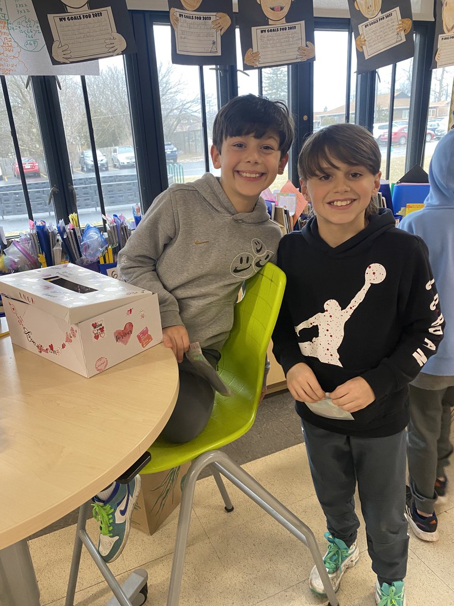 amandakraus46's tweet photo. Passing out valentines in room 46! #kipway #109way ⁦@Miss_Buchman⁩ https://t.co/zWvKXEmFUn