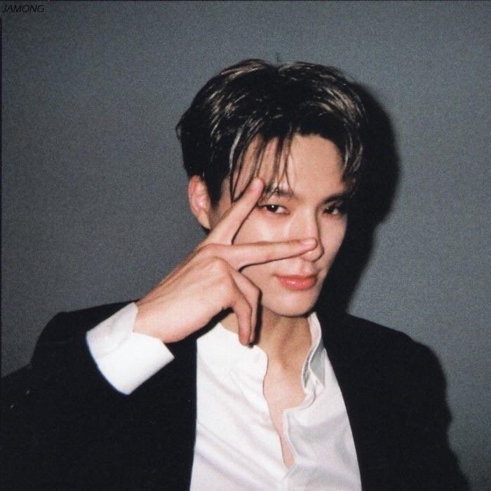 Into you

Lee Jeno few tweet au