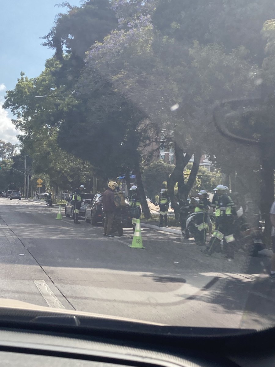 Un retén de Emetra en la Reforma y el tráfico descompuesto. Genios