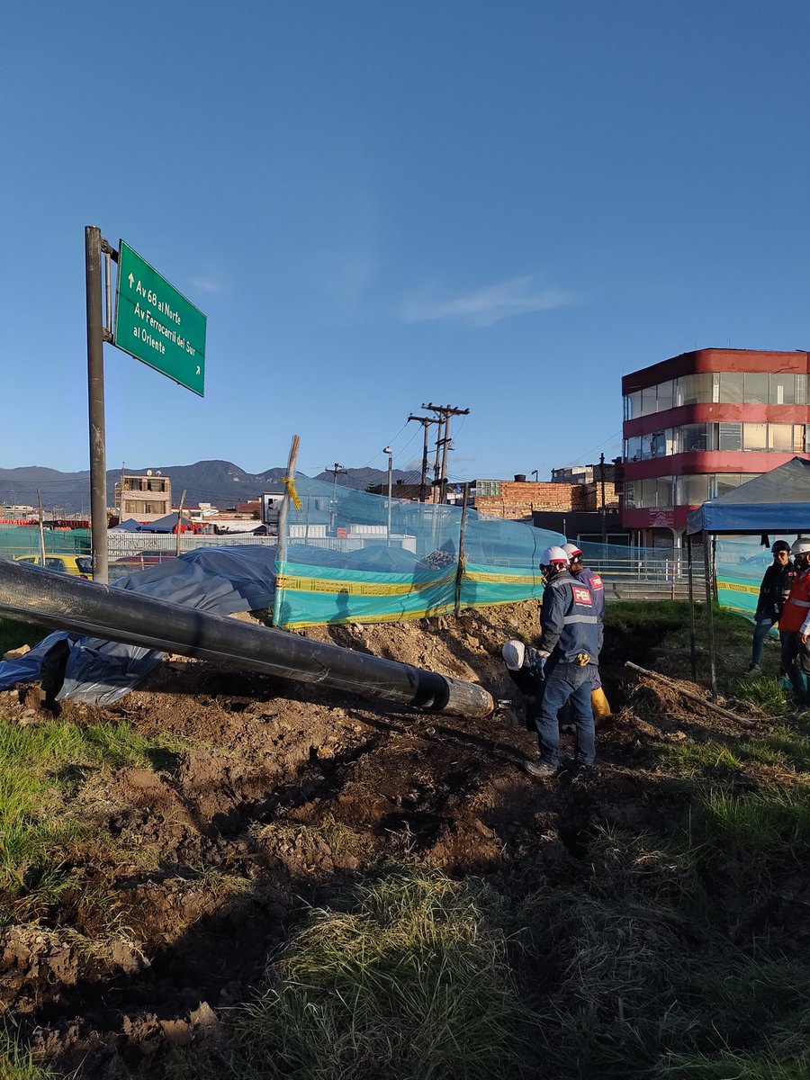 antonideh's tweet photo. @ClaudiaLopez esto hicimos en la avenida 1 de mayo con CRA 68. Tecnología sin zanja @peicolombiasas , traslado redes acueducto , alcantarillado. Phd, Auger boring https://t.co/gJ7KQRKrrl