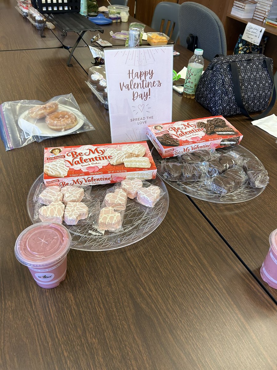 AvdellasL's tweet photo. Thanks to the HPMS Admin, PTA, and other Ts who brought in some treats today! Super appreciated! @HPMS_Official #robeks #ValentinesDay2023 https://t.co/QLyxwkJXm0