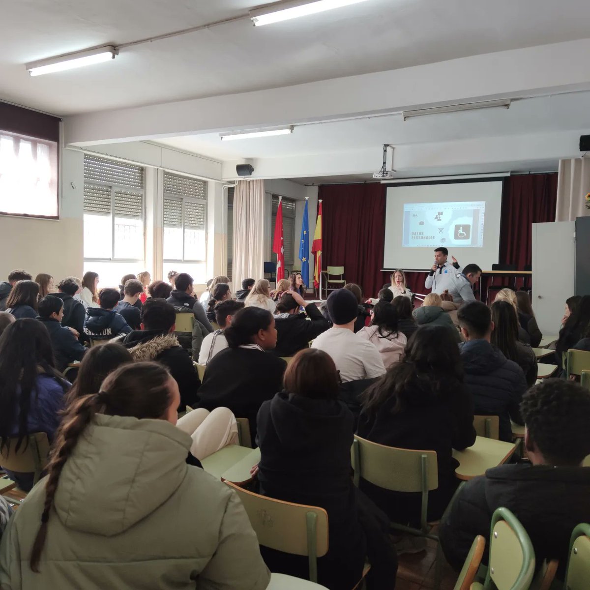 iessimancas's tweet photo. SEMANA DE DEPORTE INCLUSIVO

Un año más, celebramos en el instituto la Semana del Deporte Inclusivo con diferentes actividades. Hoy nos ha visitado la deportista Sara Granada, jugadora de jockey en silla de ruedas. Defendiendo la inclusión como nuestra seña de identidad. https://t.co/FuL9liZptz