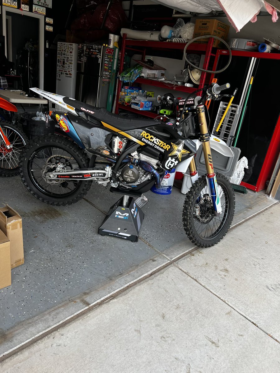 AzMidnight6's tweet image. Little bike work prepping the new race bike. This new matrix concepts power lift is 🔥 #motocross #supercross #husqvarna #fc250 #RockstarEnergyDrink #matrixconcepts #dunlopmoto #odigrips #factoryfx #wpsuspension #renthalmoto #acerbis #FMF #arclevers #gutsracing #aeopowersports