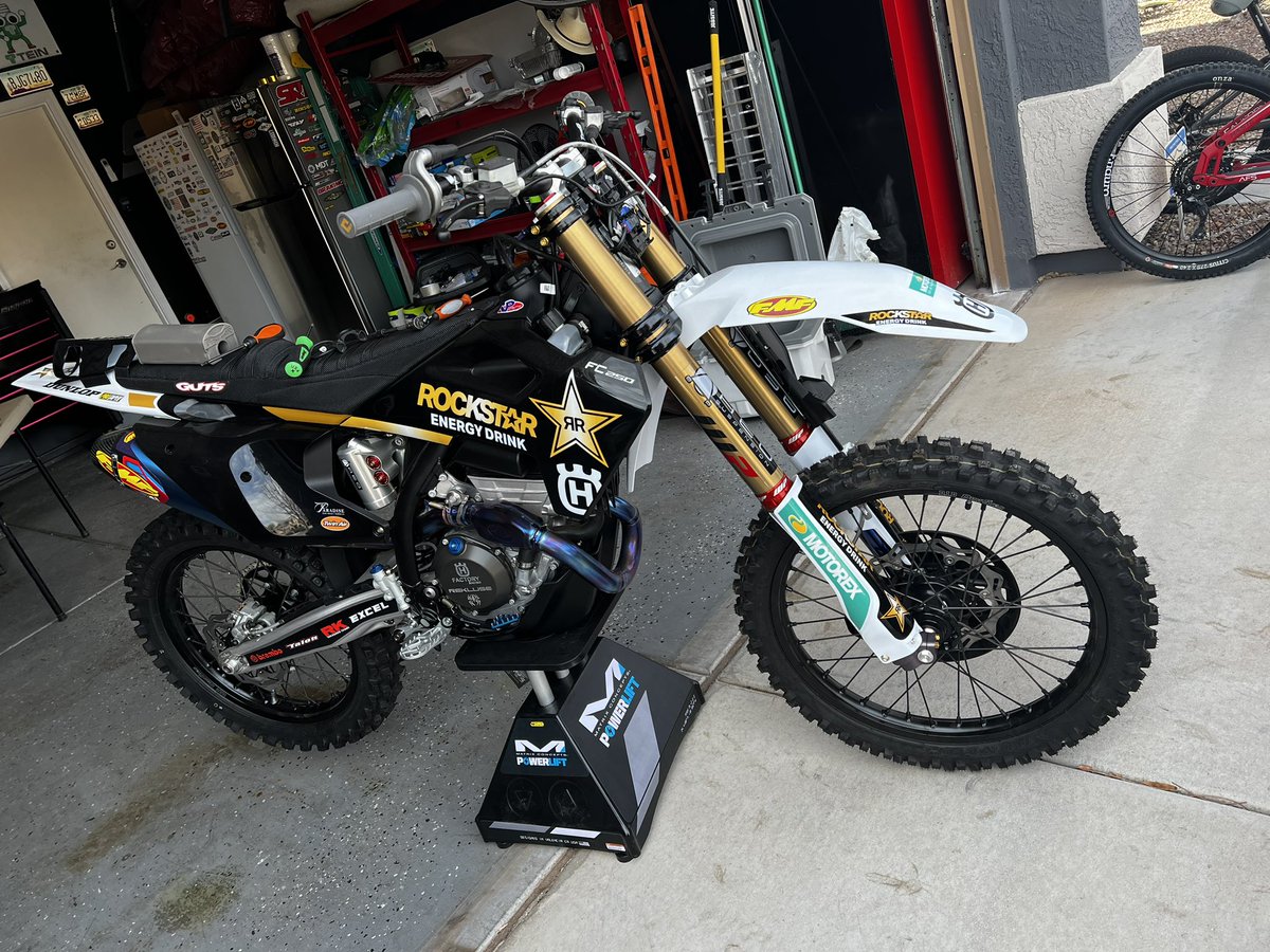 AzMidnight6's tweet image. Little bike work prepping the new race bike. This new matrix concepts power lift is 🔥 #motocross #supercross #husqvarna #fc250 #RockstarEnergyDrink #matrixconcepts #dunlopmoto #odigrips #factoryfx #wpsuspension #renthalmoto #acerbis #FMF #arclevers #gutsracing #aeopowersports