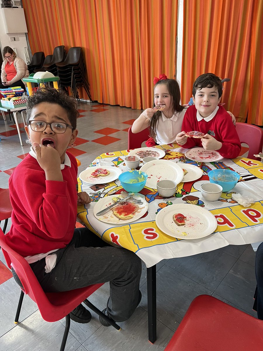 BishGloucester's tweet photo. Wonderful day in Gloucester City Deanery @glosdioc @churchofengland including Community Garden #StPhilipStJamesHucclecote; Lunch with clergy & lay leaders; Politics class @7valeschool; & #FunAndFree @TuffleyStG https://t.co/4pxq3ykI96