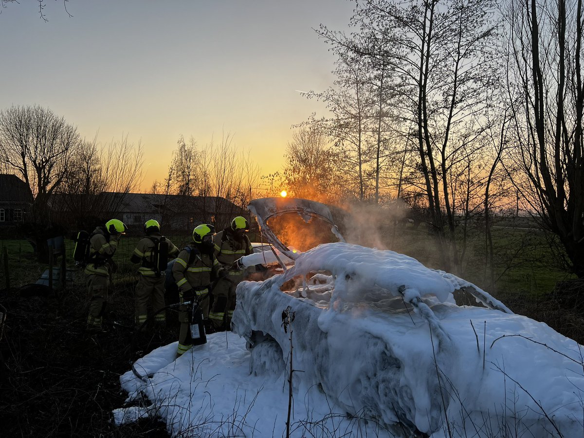 BrandweerArkel's tweet image. Vanavond #Prio1 uitgerukt voor een melding autobrand aan de Achterdijk in Arkel. Ter plaatse stond het voertuig al volledig in brand. We hadden de brand snel onder controle, en konden we uitbreiding naar een ander voertuig voorkomen.
