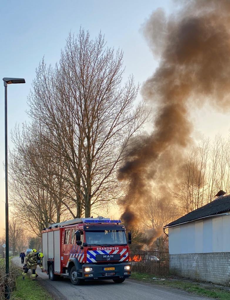 BrandweerArkel's tweet image. Vanavond #Prio1 uitgerukt voor een melding autobrand aan de Achterdijk in Arkel. Ter plaatse stond het voertuig al volledig in brand. We hadden de brand snel onder controle, en konden we uitbreiding naar een ander voertuig voorkomen.