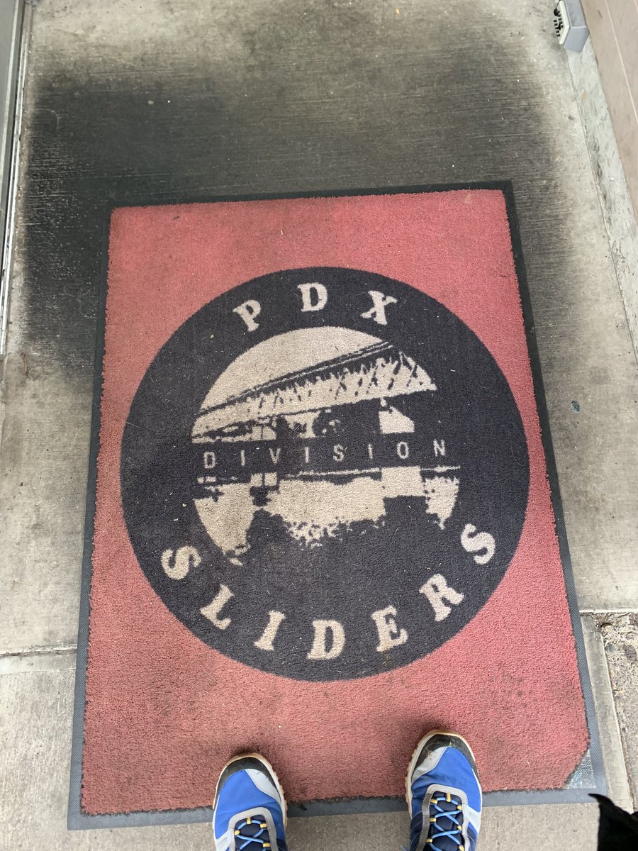 patrickcook24's tweet image. Happy Valentine Day to us! ❤️🔥

@PdxSliders is the 🐐🐐🐐 of Portland eating. 

#Portland #PDXSliders