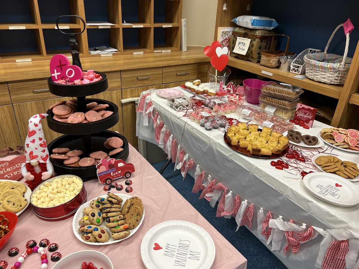 MrsgTravis's tweet photo. The staff is LOVED @GulfviewMiddle. Thank you to GVM staff and social committee for the sweet treats in the mailroom today! ♥️ https://t.co/SxbyC2WTqH