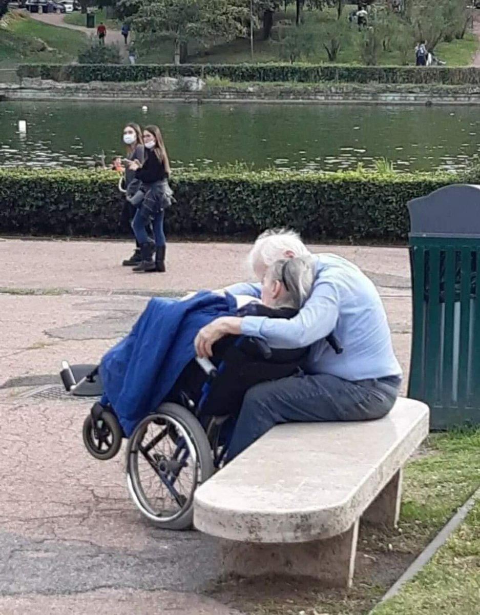 Sgarrupati's tweet photo. Li conosco! Lui la porta sempre al negozio dove lavoro, per la piega. Quando sono al lavaggio lui la bacia in continuazione e le sussurra all'orecchio "Amore sono qui, va tutto bene!"  (L.L. utente fb)
L'amore è una lunga storia di tenerezza.(Laghetto del parco dell'Eur ,Roma) https://t.co/HFr3SO0XRB
