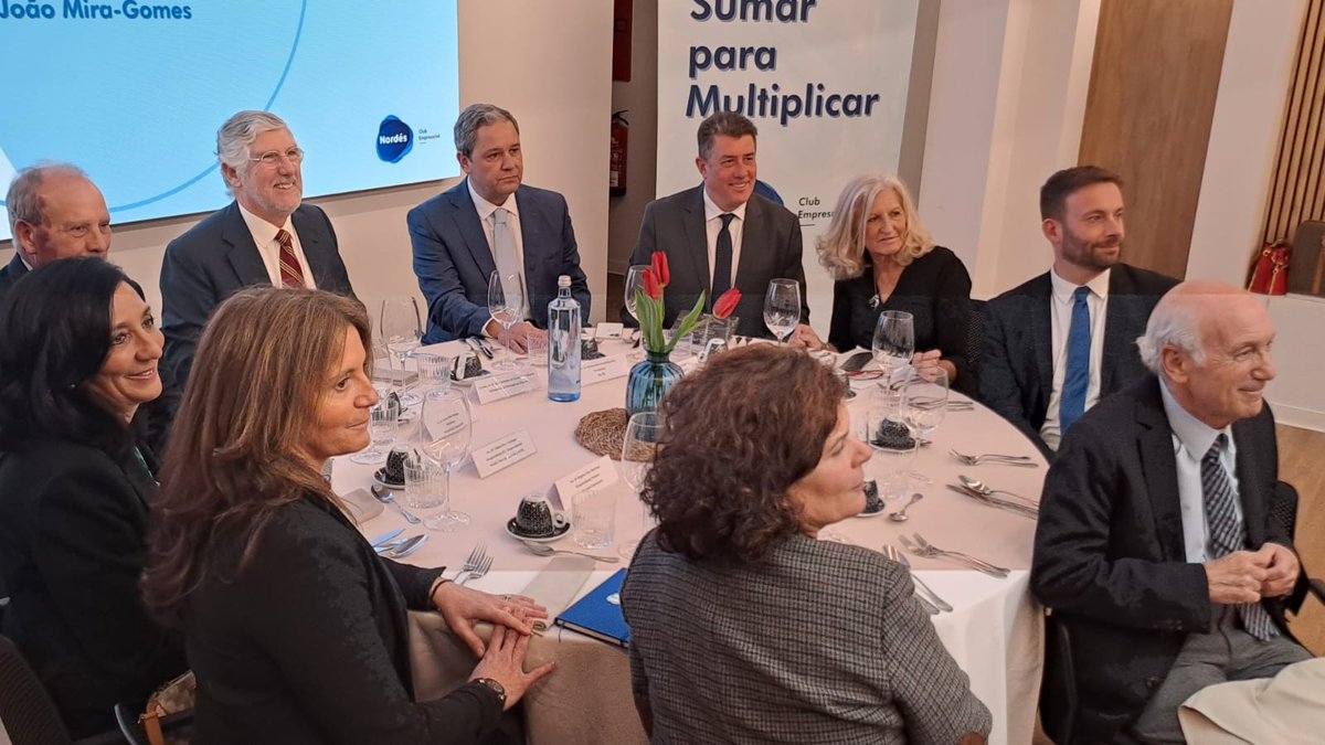 nordesclub's tweet photo. ... Tino Fernández, presidente de @altianews ; Carlos López Navaza, presidente de Nordés Club Empresarial; Ángeles Ríos @AngelesRiosM, vicepresidenta 1ª del Club; Adela Pérez, vicepresidenta 2ª de Nordés y directora de calidad de Altia y Carmen López Olmedo, socia de esta entidad https://t.co/2JZLB8sdxU