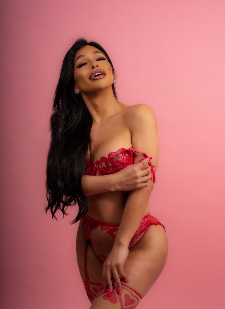 XxXJaslynLee's tweet photo. Roses are red violets are blue. Today is Valentine's Day so you know what to do 😘🔗💗 https://t.co/w17J8WsCsg