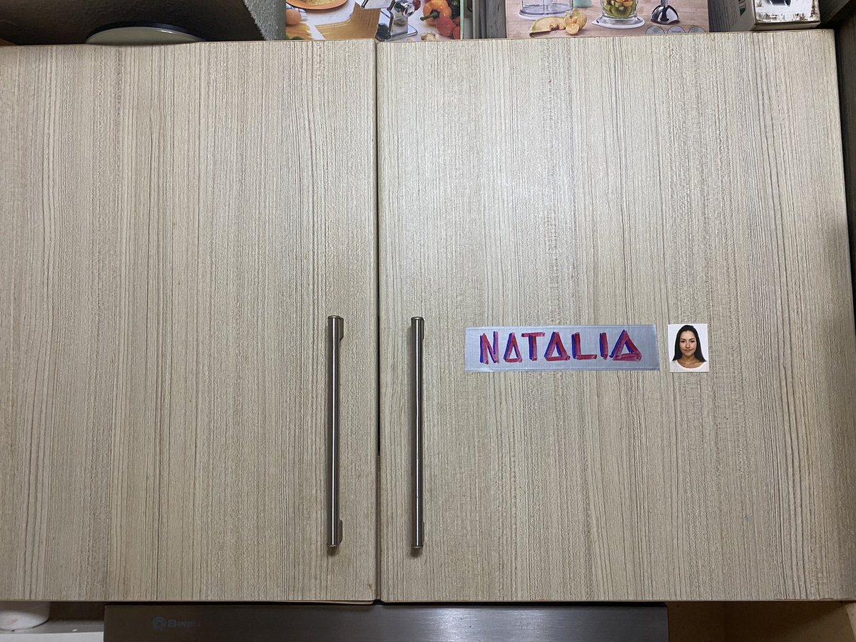 Al final mi padre ha decidido respetar mis alimentos y me ha puesto una zona exclusiva , con foto incluida por si alguien en mi familia no sabe quién soy ,a shaki le falto ingenio