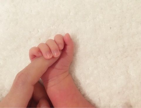 Sou apaixonado nessa mãozinha gordinha que ama segurar nosso dedo🤏🏻