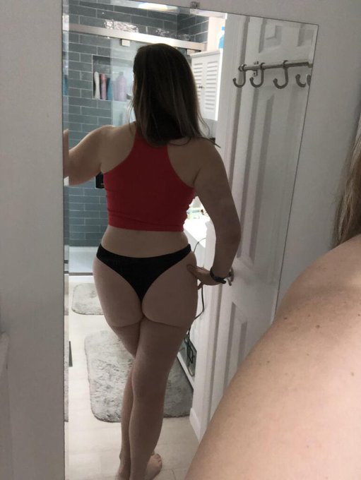 How does my ass look in this thong? https://t.co/PuVwJ624B9