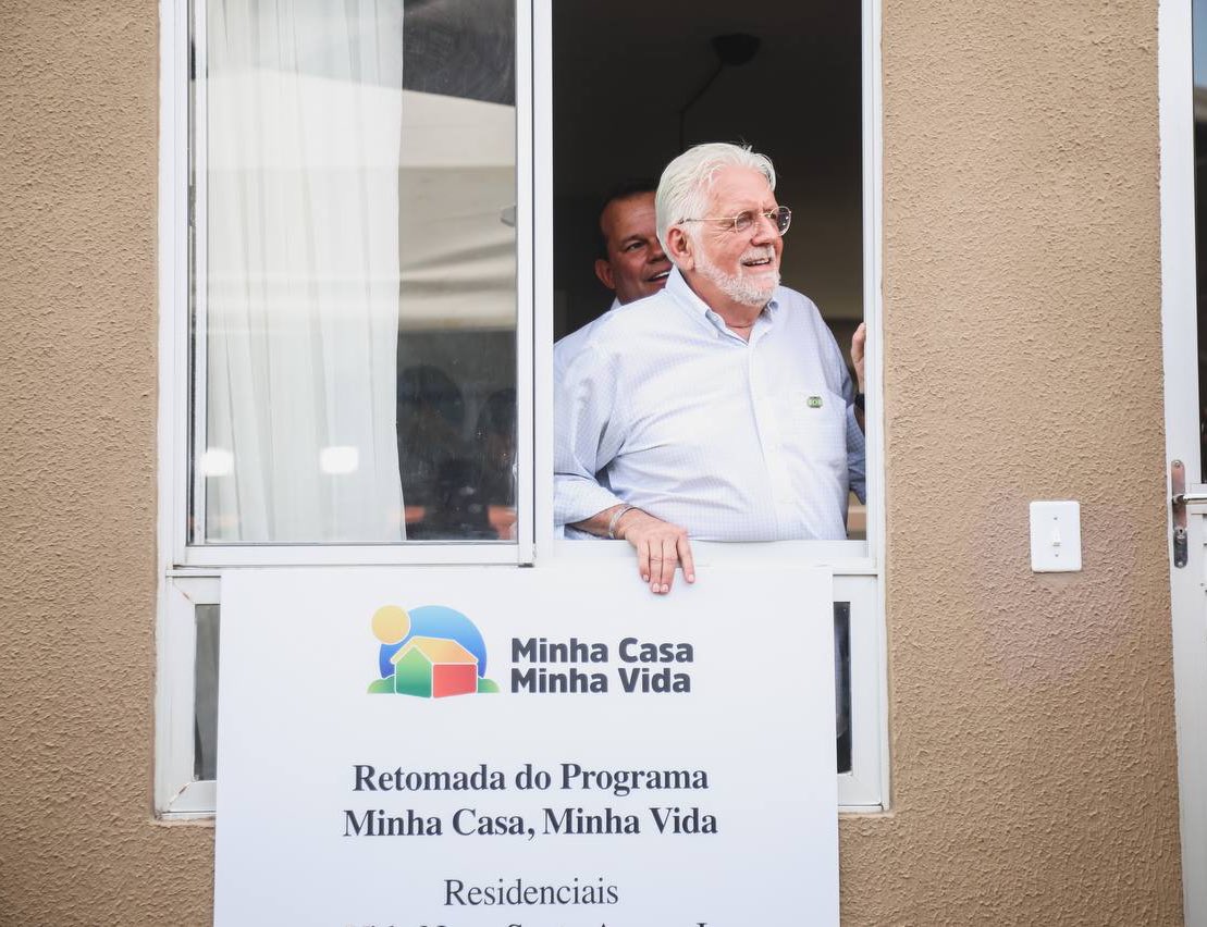 jaqueswagner's tweet photo. Avisa que ele voltou! O maior programa habitacional do #Brasil está de volta para oferecer moradia digna às famílias brasileiras. Eu fiz o L pra isso, viu? Com muito trabalho, o presidente @LulaOficial coloca em prática o projeto de reconstrução do país. https://t.co/qaI3FU09JN
