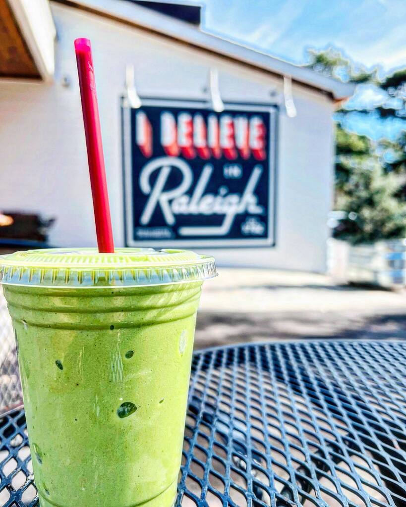 raleighwhatsup's tweet photo. DRINK // I believe in green smoothies @solacoffee + Raleigh!
#ibelieveinraleigh #solacoffee #northraleigh https://t.co/25rk6YI4gg https://t.co/HeAM4eEfJ3