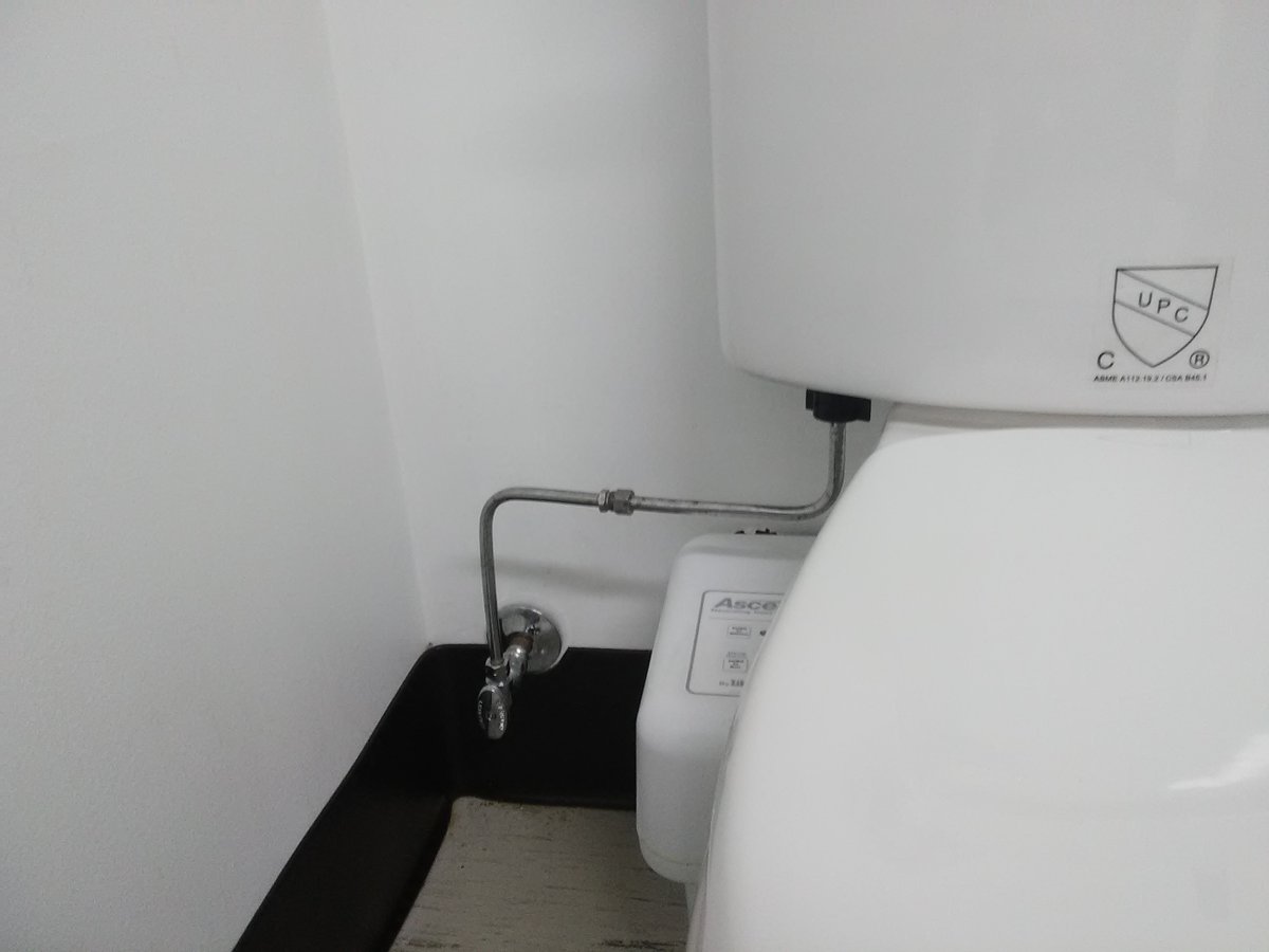 systems_glitch's tweet photo. You know you're at a semiconductor fab when the toilet supply is Swagelok fittings and formed stainless hard line. https://t.co/MIOLr1KGVN