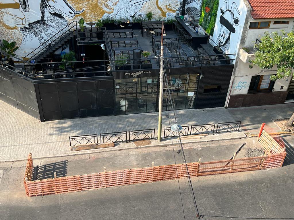 VPichincha's tweet photo. En Catamarca y Alvear @MovilidadRos corrió la parada del TUP a Oroño y luego la @MuniRosario les “habilitó” la extensión de vereda para que dupliquen su factor ocupacional. En Pichincha @pablojavkin - al igual que @MonicaFein - gestiona para los bares y de espalda a los vecinos https://t.co/bagZRfi4al