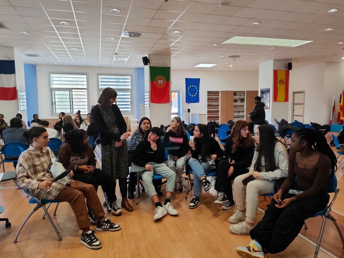 EsabacSuger's tweet photo. Accueil exceptionnel au lycée Da Vinci Nitti de #Potenza pour nos élèves de 2de #Esabac ! 

Démarrage en fanfare de notre semaine #ErasmusPlus : présentations des élèves, chansons, écriture de scénarios 

Pour faire vivre le jumelage entre @AcCreteil et la Basilicata 🇨🇵🇮🇹 https://t.co/RmoinwuSBa