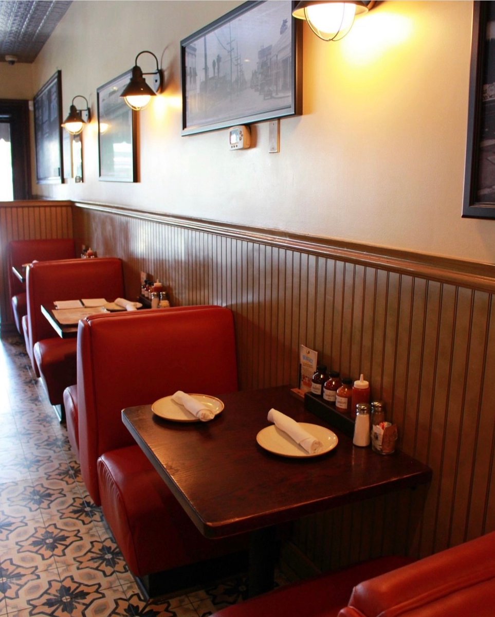 Love is in the air... alongside the smell of our deliciously smoked BBQ. 🤤💕 We'll see all of you lovebirds here tonight in our booths made for two! 🍖