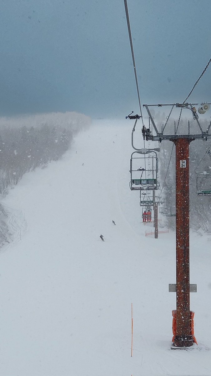Dan_M__Ultra_7's tweet photo. ❄🎿おはようございます🎿❄
雪が舞う奥志賀高原スキー場の第２エキスパートコースです!!
（一昨日） https://t.co/1HBJ5oXrWV