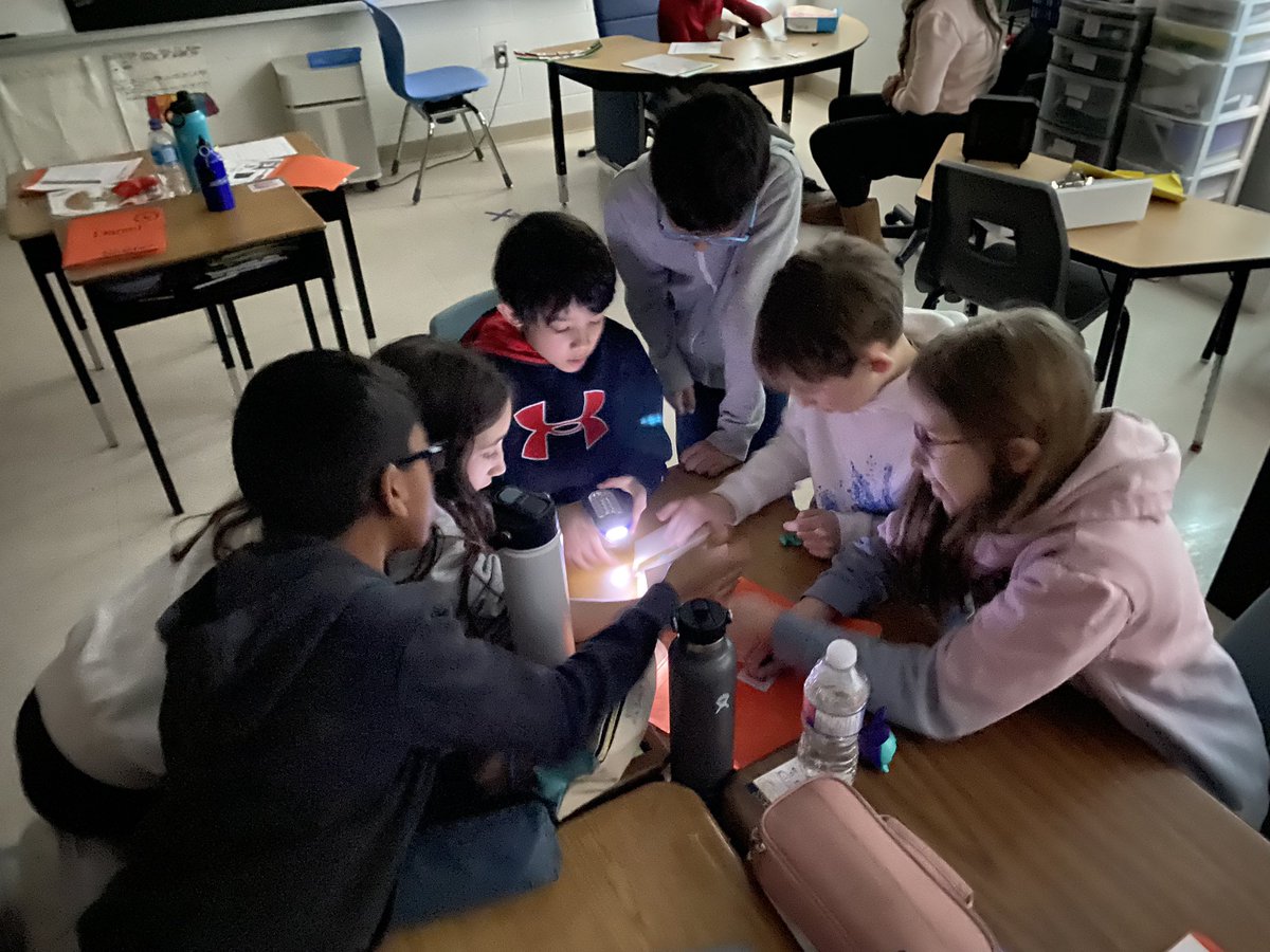 MrsAJargilo's tweet photo. Exploring properties of light today! https://t.co/nUqhEU9UDR