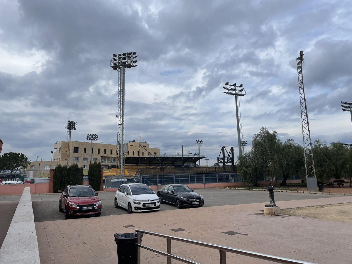 Esta tarde en el <a href="/iesmiralcamp/">IES MIRALCAMP</a> en #Villarreal con claustro, miembros del <a href="/VillarrealCF/">Villarreal CF</a> y familias… Un gran equipo comprometido con la educación!