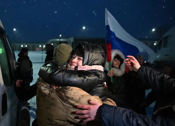 GabrielaTriniti's tweet photo. Do Luhansku dorazilo 10 propuštěných ruských zajatců z Ukrajiny. Poprvé v historii "výměn" nenesli stopy mučení.

A tuhle radost, co vidím na fotce,👇sem nemůžu nedat 👍👍👍 https://t.co/GUNNEw9yWd