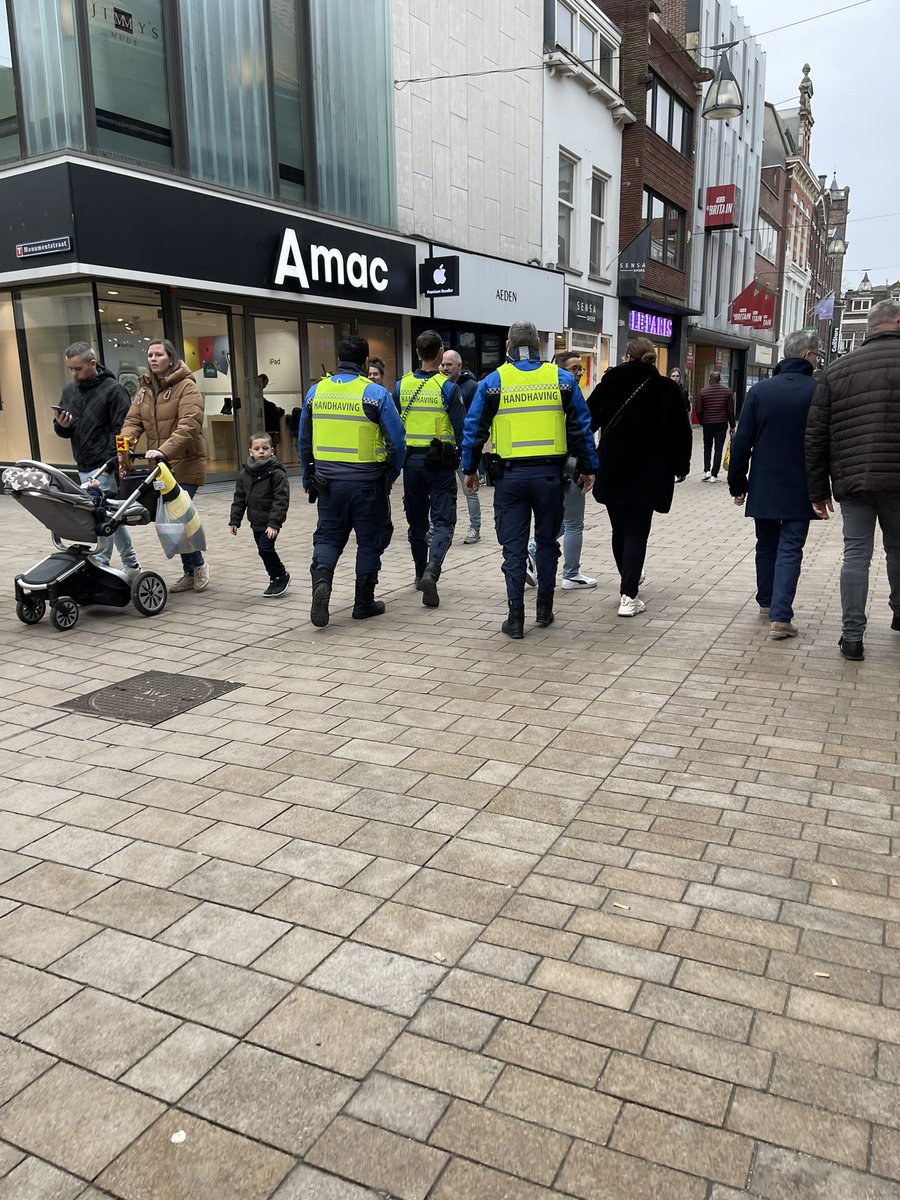 joergalbrecht's tweet image. Plötzlich wird es ein bisschen hektisch in der Fußgängerzone von #Tilburg. Drei Männer der #Handhaving (#Ordnungsamt) schnaufen voran. Offenbar gibt es ein Problem.🧵
