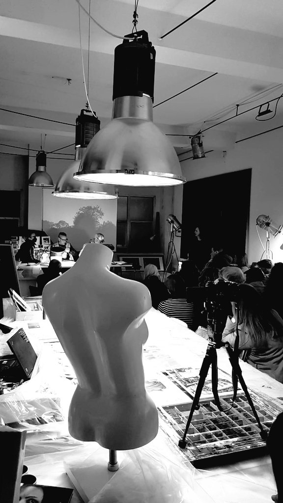 Presentación de #Photoversia con <a href="/gosia_trebacz/">Gosia Trebacz</a> en Sto Lat Art.

#photography
#photobooks
#poetry

youtu.be/1FYsxAHEZuE