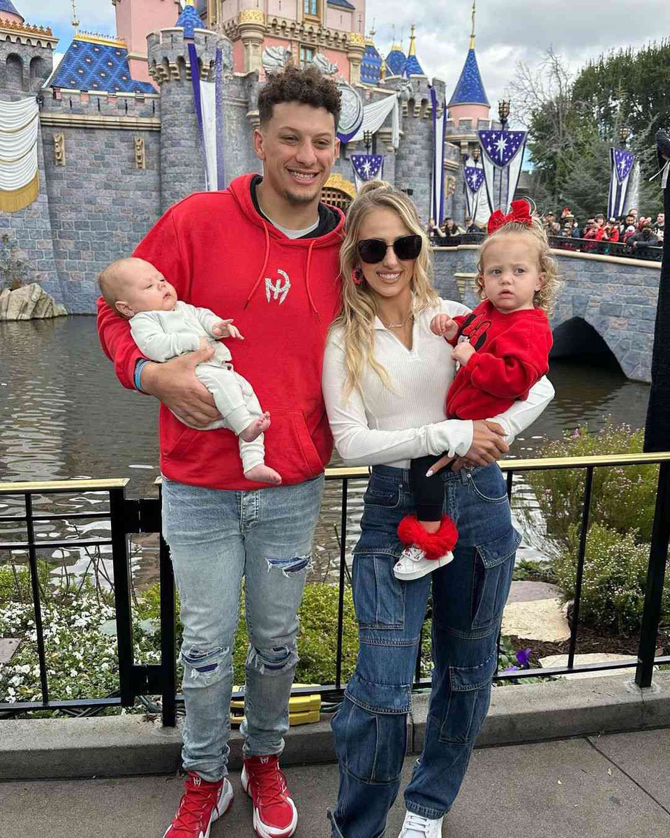 TyUnhinged's tweet photo. Eric Andre and Andy Samberg had sex ONCE and now the world has to live with the Mahomes family https://t.co/759U67JYwK