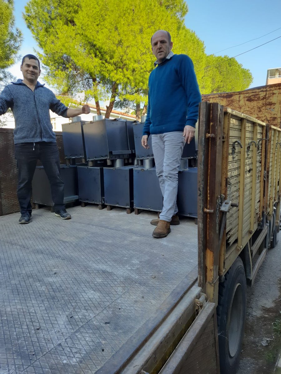 mdikici45's tweet photo. Şehzadeler 130 adet, Salihli 36 adet, Alaşehir 40 ve Turgutlu 60 adet olmak üzere toplam 266 adet  Meslek liselerimizin ürettiği sobalar Hatay'a yola çıktı. Teşekkürler arkadaşlar...
@tcmeb 
@prof_mahmutozer 
@ManisaValiligi 
@nznsener https://t.co/QVDP9WzGpL