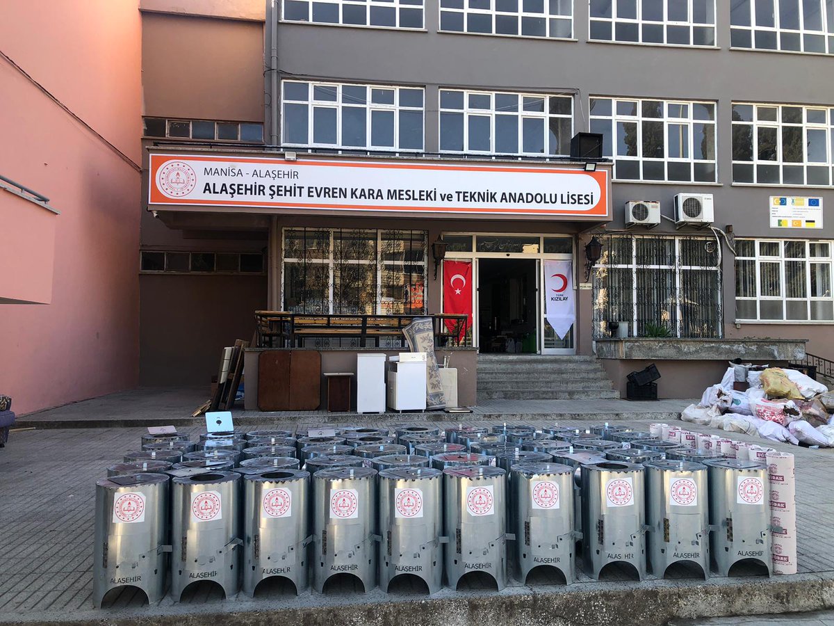 mdikici45's tweet photo. Şehzadeler 130 adet, Salihli 36 adet, Alaşehir 40 ve Turgutlu 60 adet olmak üzere toplam 266 adet  Meslek liselerimizin ürettiği sobalar Hatay'a yola çıktı. Teşekkürler arkadaşlar...
@tcmeb 
@prof_mahmutozer 
@ManisaValiligi 
@nznsener https://t.co/QVDP9WzGpL