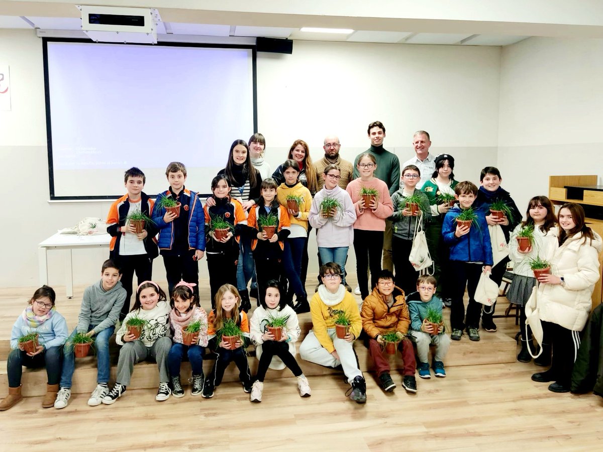 1. ¿Por qué son importantes estas plantas?🍃
Con ellas, el alumnado de Primaria de @compasionescolapios, con el respaldo de <a href="/IdAB_CSIC/">Instituto de Agrobiotecnología - CSIC</a>  <a href="/CienciaGob/">Ministerio de Ciencia, Innovación y Universidades</a> nos proponemos medir la contaminación de nuestro barrio, Rotxapea.
Te contamos como lo vamos a hacer⬇️