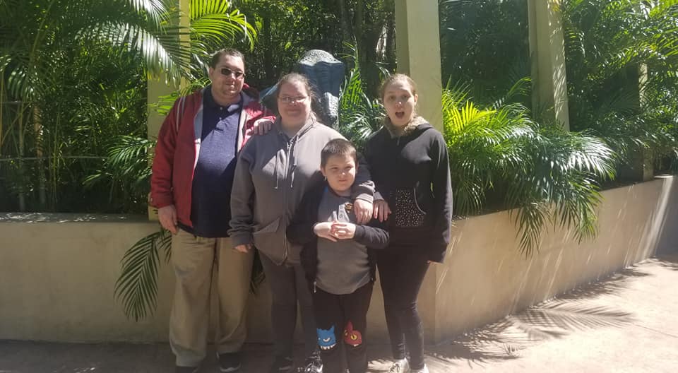 HorrorfiedG's tweet photo. These are the people that keep me motivated. The Getchell Family Gaming crew that encourage me to follow my dream and create awesome horror games. Of course there is me and my wife and our two kids. The lovely lady behind us is blue from jurassic park at @UniversalORL in 2019 https://t.co/FeNXHLUaVO