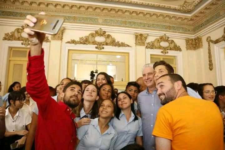 «Por lo tanto, sigo diciendo, sigo afirmando, que nosotros amamos el amor y odiamos el odio, y de esa manera vamos a enfrentar todas estas calumnias, todas estas mentiras, toda esta perversidad que se teje contra nuestro país»
Miguel Díaz Canel Bermúdez 
<a href="/DiazCanelB/">Miguel Díaz-Canel Bermúdez</a> 
<a href="/PartidoPCC/">Partido Comunista de Cuba</a>