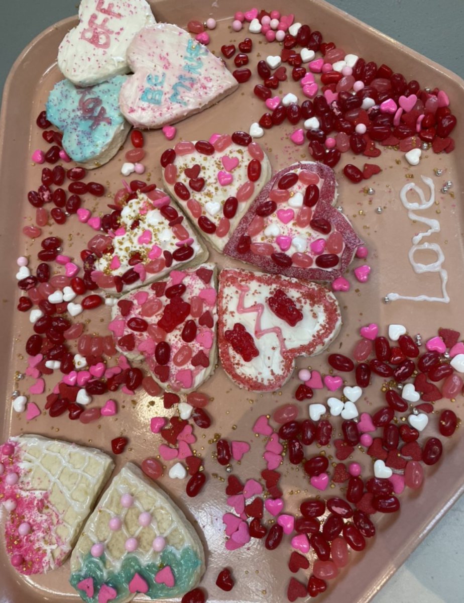 KJTOConnor's tweet photo. Feeling the #love @YorkHouseSchool today with our House cookie decorating competition! Thank you for organizing to our Grade 12 leaders Chloe, Terra, Jordan and Jane! Looking forward to what our RAK (Random Acts of Kindness) leaders have planned for us next week! #myYHS https://t.co/FNCcuzMjTG